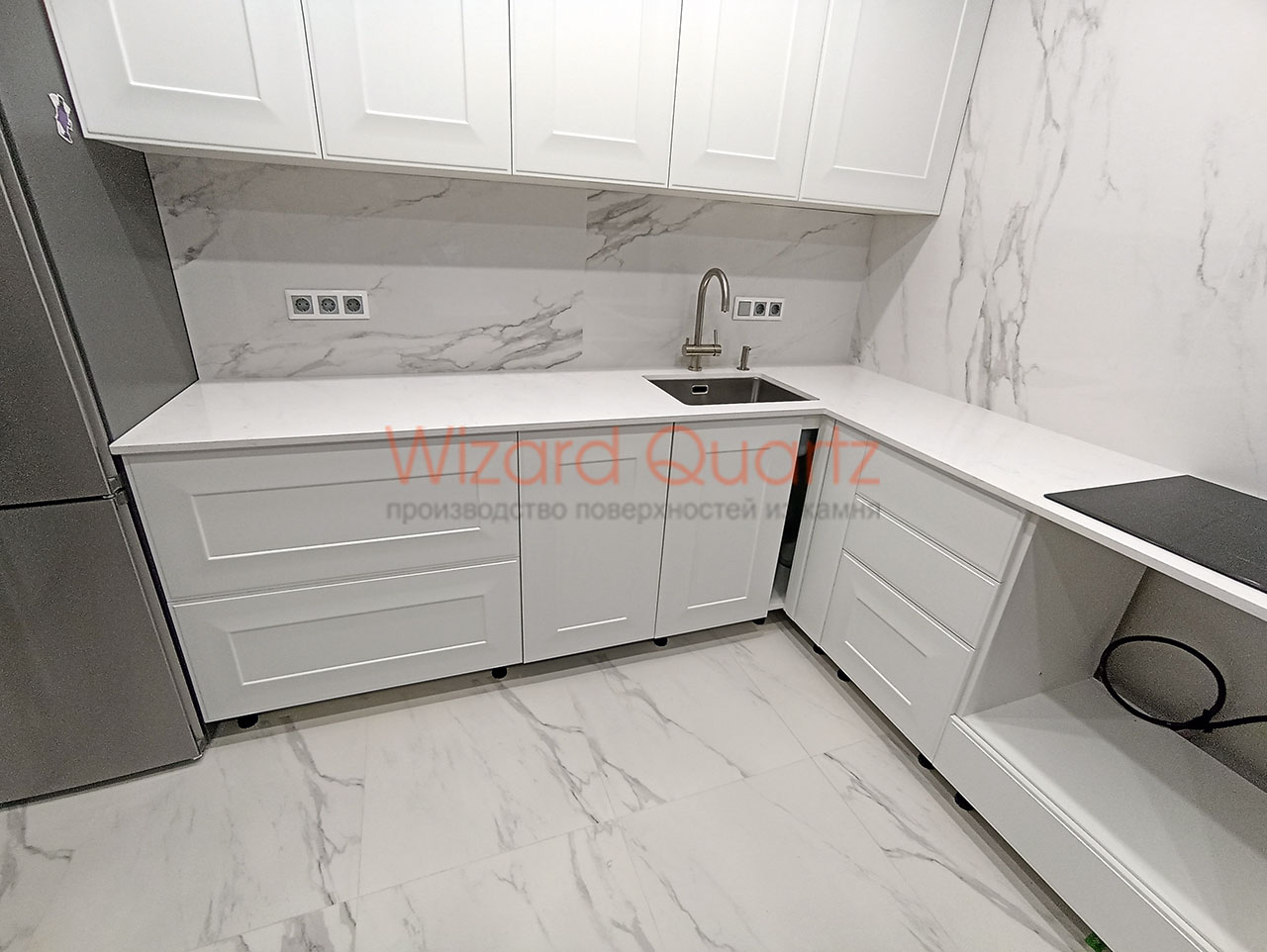 Г-образная столешница из кварцевого агломерата с островом