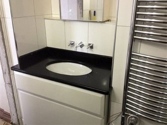 Столешница в ванную из чёрного кварцевого камня