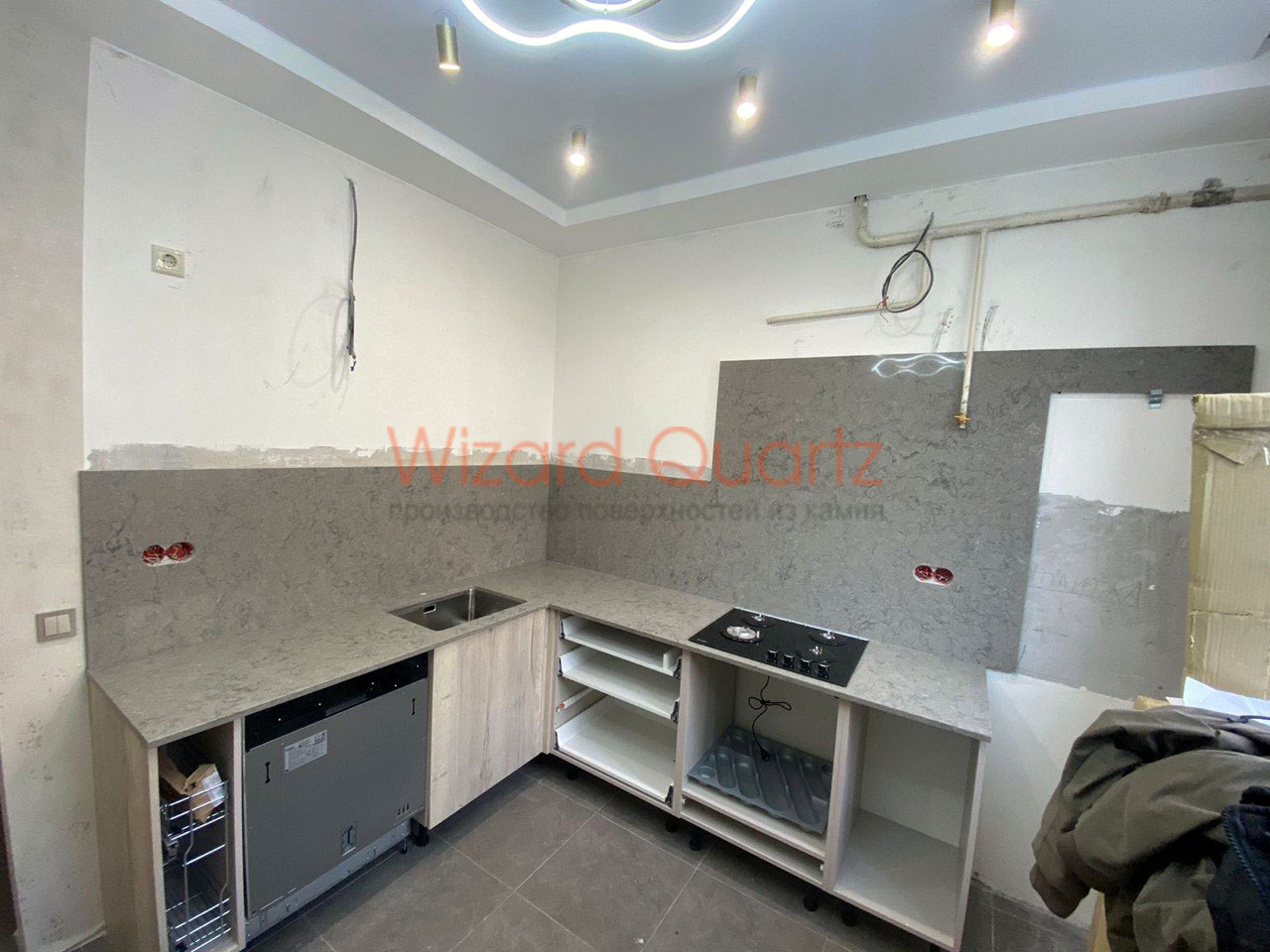 Г-образная столешница из кварцевого агломерата для кухни