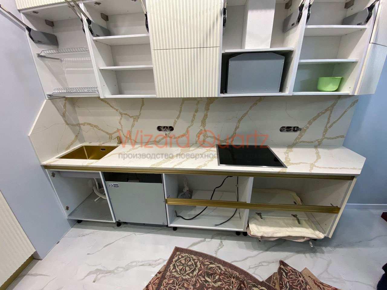 Прямая столешница из кварцевого агломерата со стеновой панелью