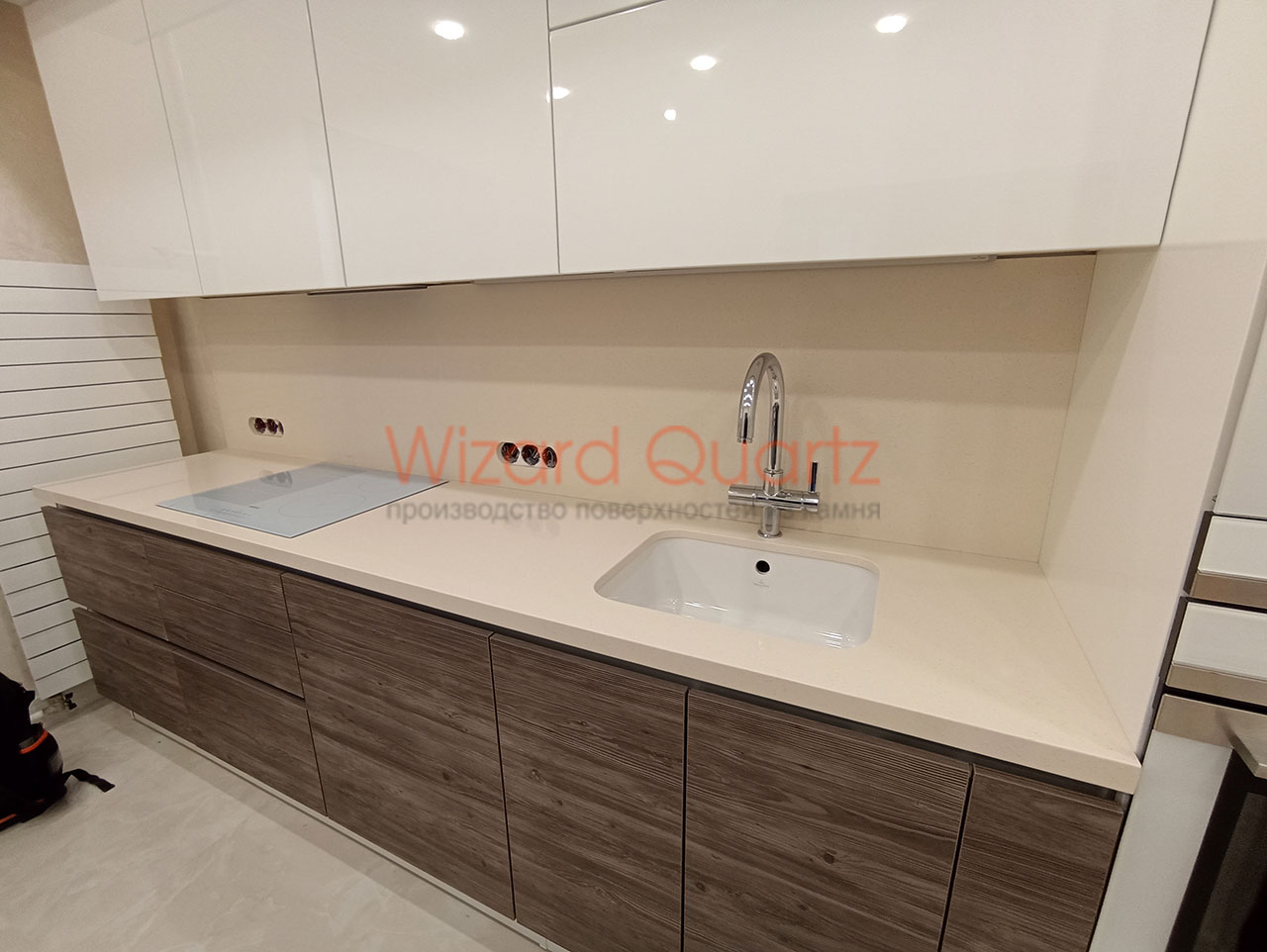 Прямые столешницы со стеновой панелью из кварцевого камня