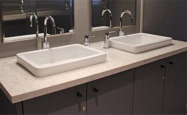 Бежевая столешница для ванной из камня