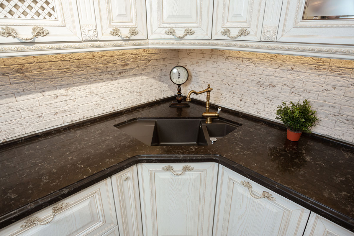 Г-образная столешница из кварцевого агломерата черного цвета