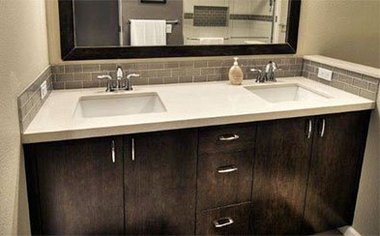 Столешница из светлого камня для ванной