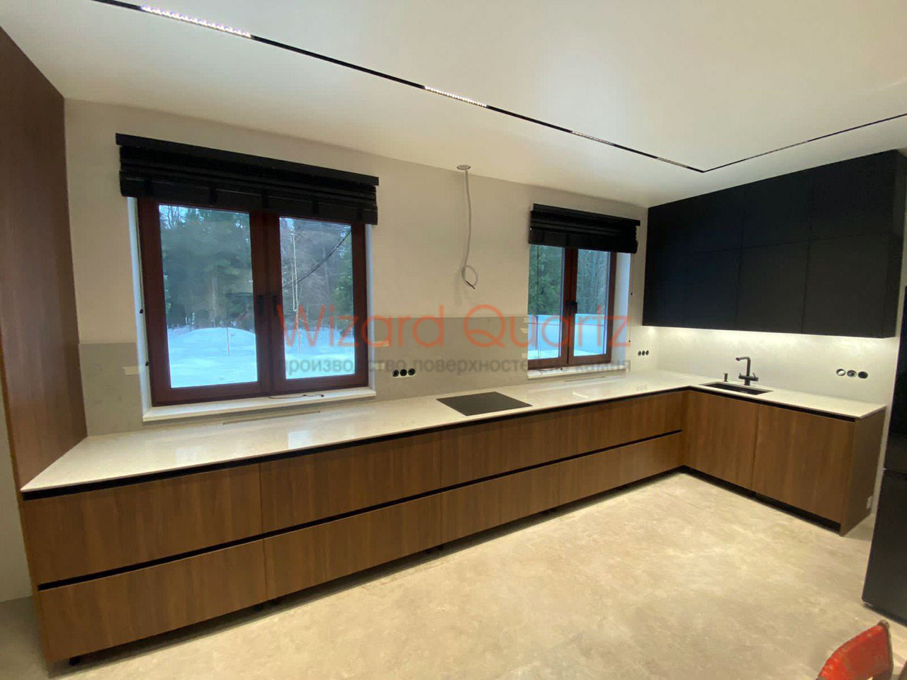 Г-образная столешница из кварцевого агломерата со стеновой панелью