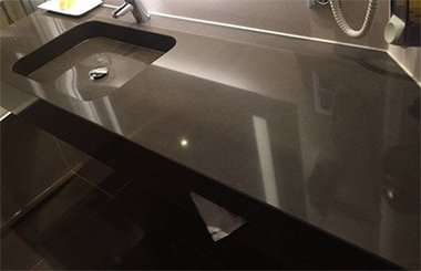 Тёмная столешница из кварцевого агломерата