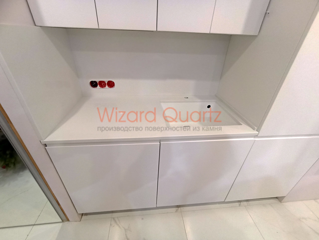 Столешница из кварцевого агломерата со стеновой панелью и островом