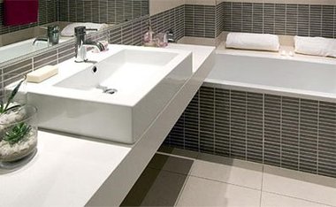 Белая столешница для ванной из кварцевого камня