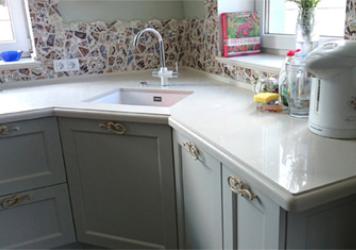 Угловая столешница из кварцевого агломарата