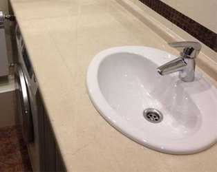 Столешница с раковиной для ванной из кварцевого агломерата