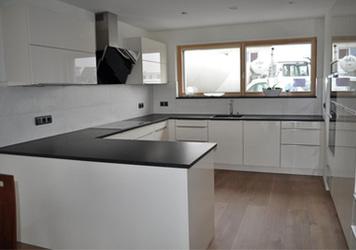 П-образная столешница из кварцевого агломерата Plazastone