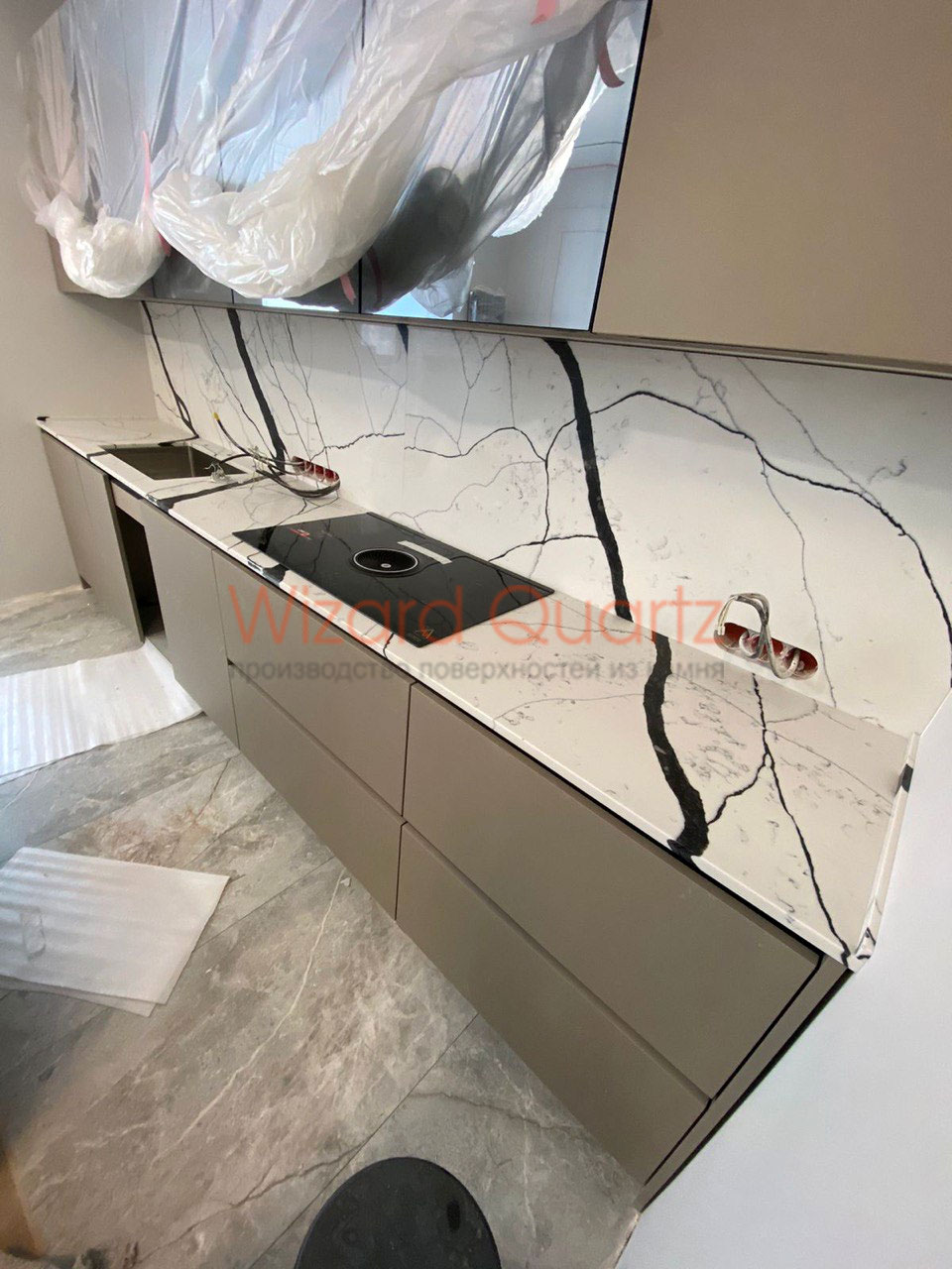 Столешница из кварцевого агломерата со стеновой панелью