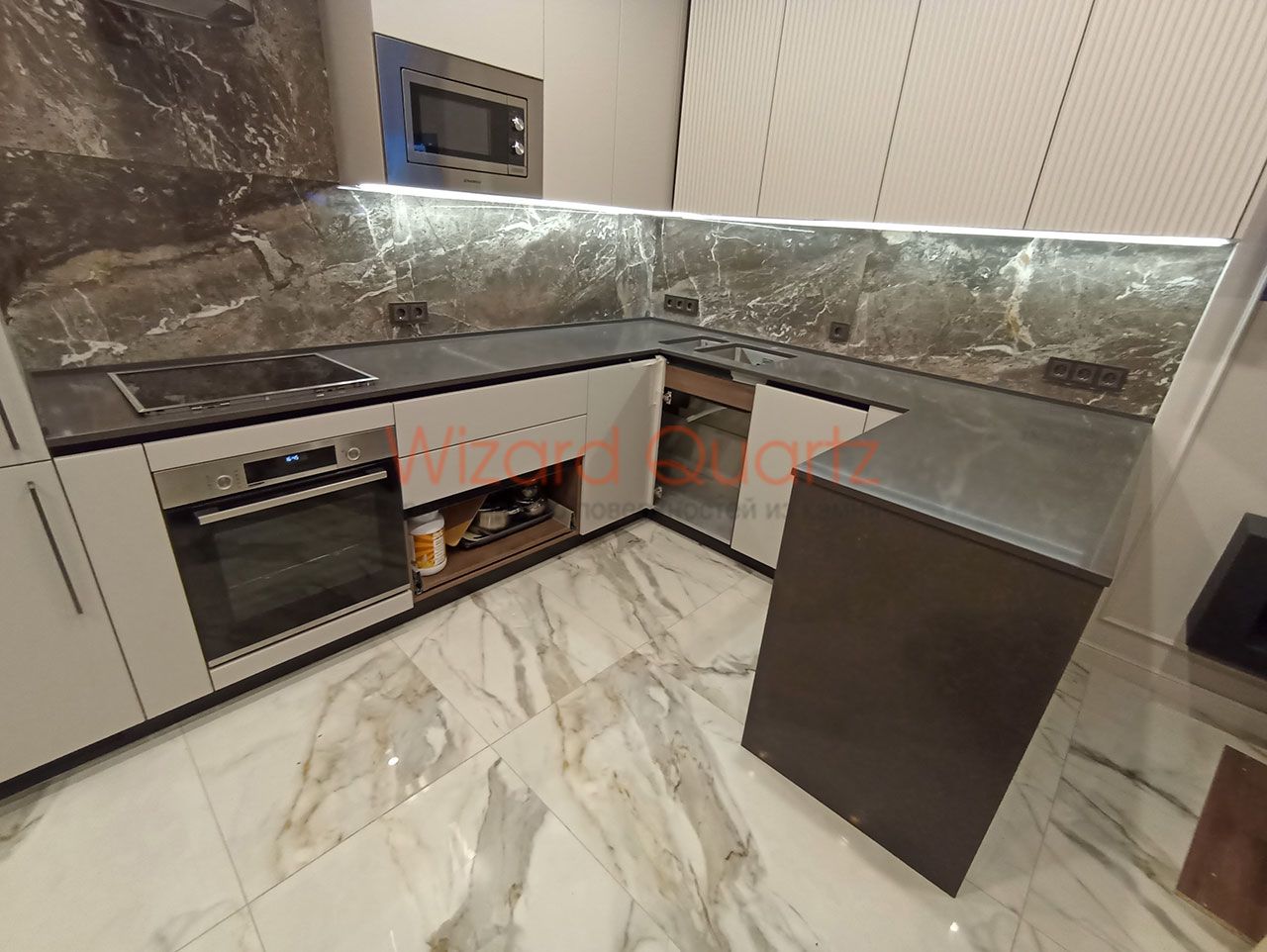 П-образная столешница из кварцевого агломерата