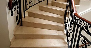 Лестница из кварцевого агломерата Caesarstone Dreamy Marfil