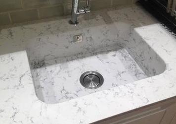 Каменная столешница мраморной текстуры с интегрированной мойкой