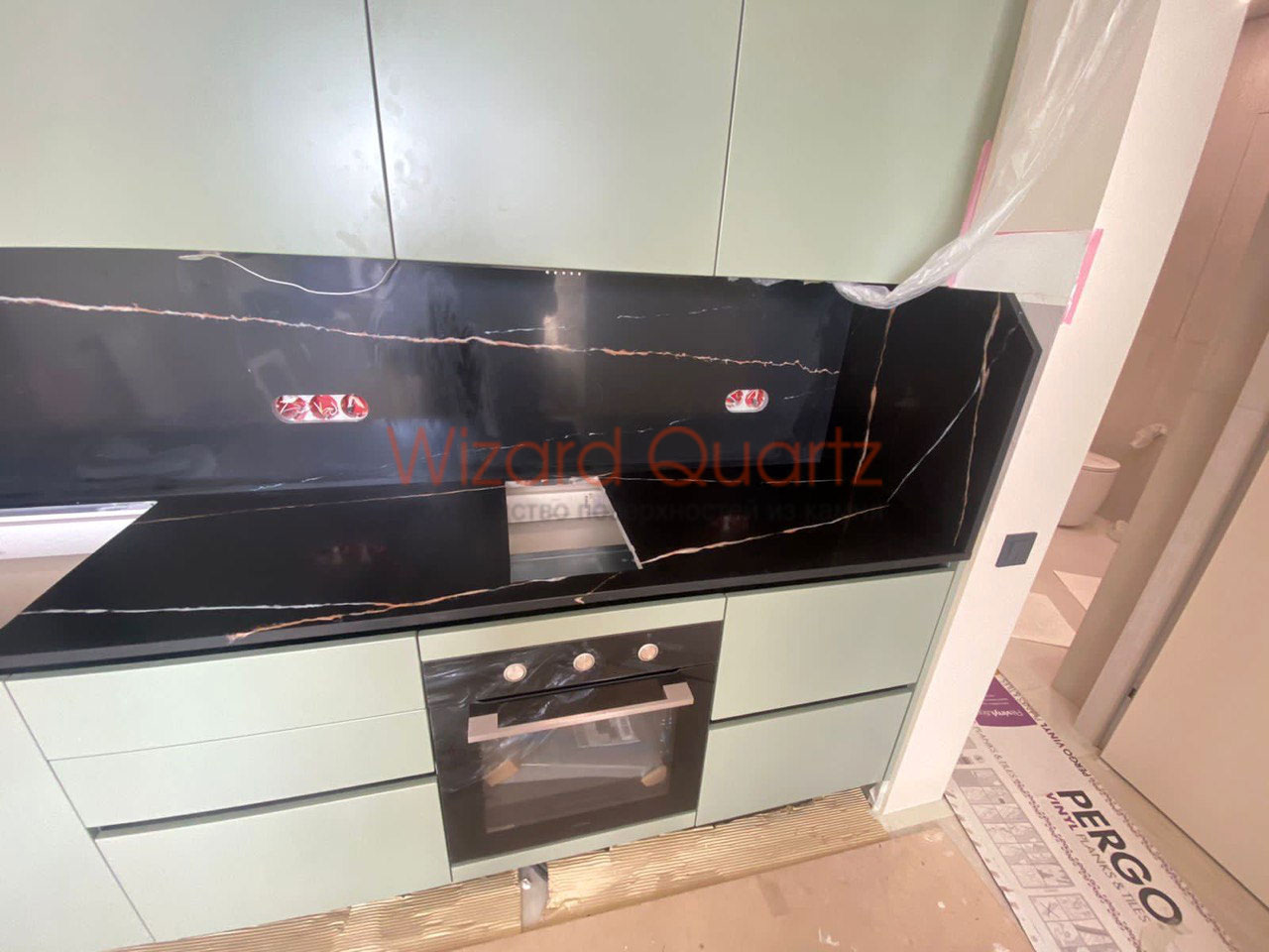 Прямая столешница из кварцевого камня