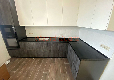 Г-образная столешница из кварцевого камня черного цвета для кухни