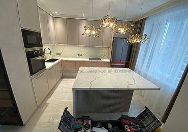 Г-образная столешница со стеновой панелью и островом из кварцевого агломерата