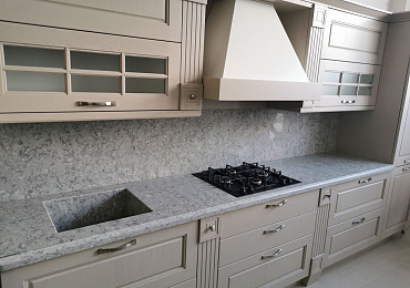 Прямая столешница с мойкой из кварцевого камня