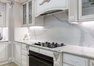 Прямая столешница с фартуком из кварцевого агломерата