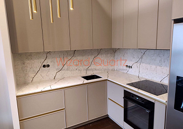 Г-образная столешница из кварцевого агломерата для кухни бежевого цвета