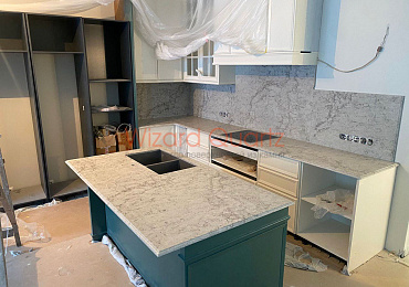 Г-образная столешница из кварцевого агломерата со стеновой панелью и островом