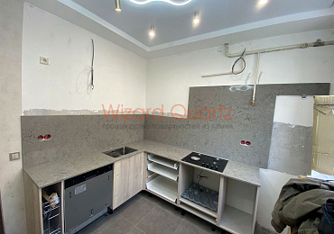 Г-образная столешница из кварцевого агломерата для кухни