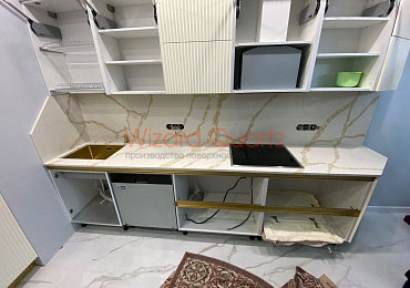 Прямая столешница из кварцевого агломерата со стеновой панелью