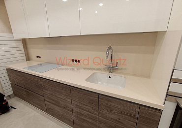 Прямые столешницы со стеновой панелью из кварцевого камня