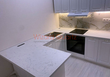 П-образная светлая столешница для кухни из кварцевого камня