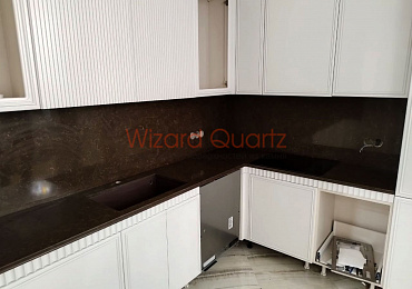 П-образная столешница из кварцевого камня со стеновой панелью