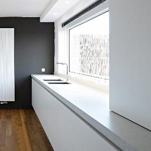 Поверхности из белого кварцевого агломерата в кухне