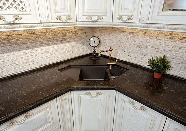 Г-образная столешница из кварцевого агломерата черного цвета