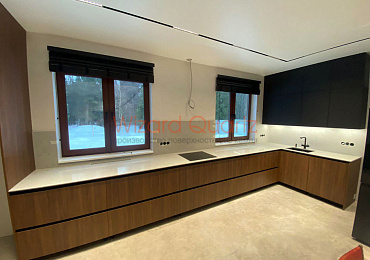 Г-образная столешница из кварцевого агломерата со стеновой панелью