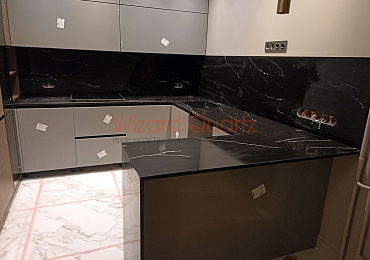 П-образная столешница из кварцевого камня