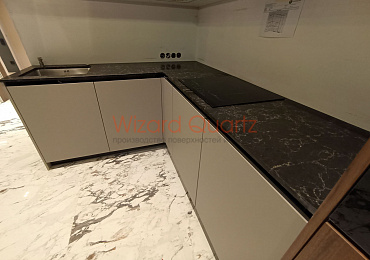 Г-образная столешница из кварцевого камня со стеновой панелью черного цвета