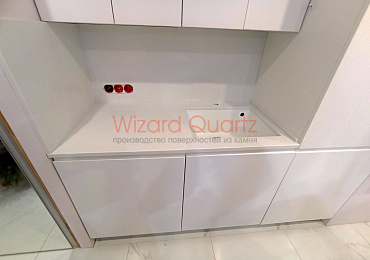 Столешница из кварцевого агломерата со стеновой панелью и островом