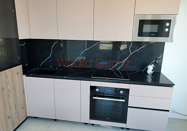 Столешница для кухни из кварцевого камня со стеновой панелью