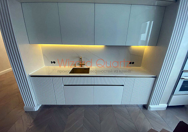 Столешница из кварцевого агломерата для кухни со светлой стеновой панелью