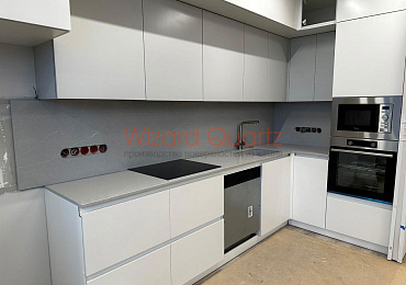 Г-образная столешница из кварцевого камня