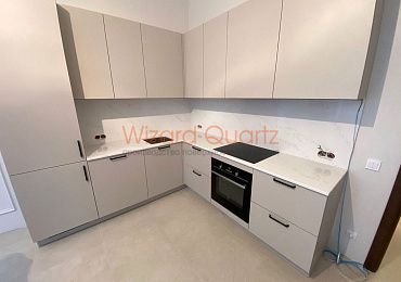 Г-образная столешница для кухни из кварцевого камня с островом