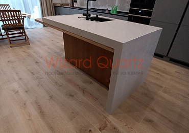 Столешница остров из кварцевого агломерата с опорой
