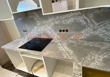 Г-образная столешница из кварцевого камня со стеновой панелью
