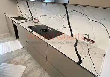 Столешница из кварцевого агломерата со стеновой панелью