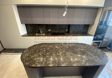 Прямая столешница из кварцевого агломерата со стеновой панелью коричневого цвета