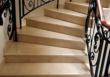 Лестница из кварцевого агломерата Caesarstone Dreamy Marfil