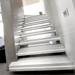 Серая лестница из камня