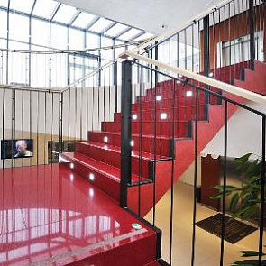 Красная лестница из кварцевого агломерата