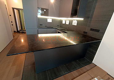 П-образная столешница из темного кварцевого камня для кухни