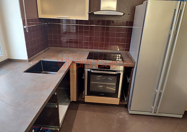 Г-образная столешница из кварцевого камня для кухни